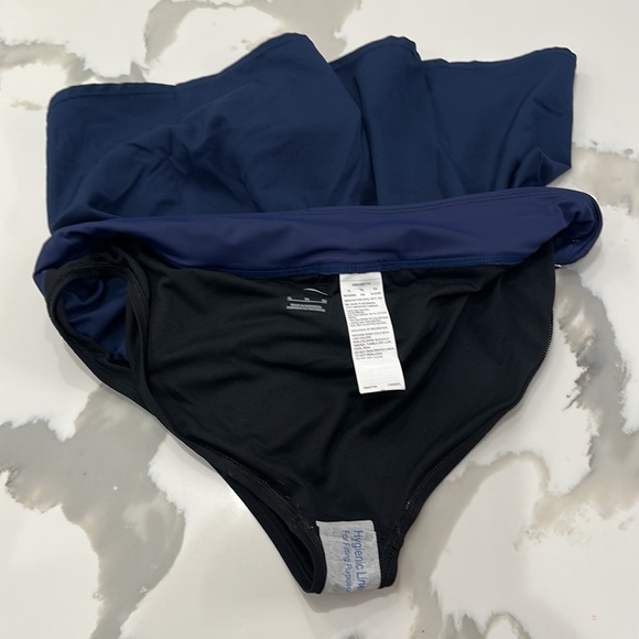 - 🩳NWT Nike Swim shorts dark blue shorts with built in panty.  Size XL - Picture 5 of 6